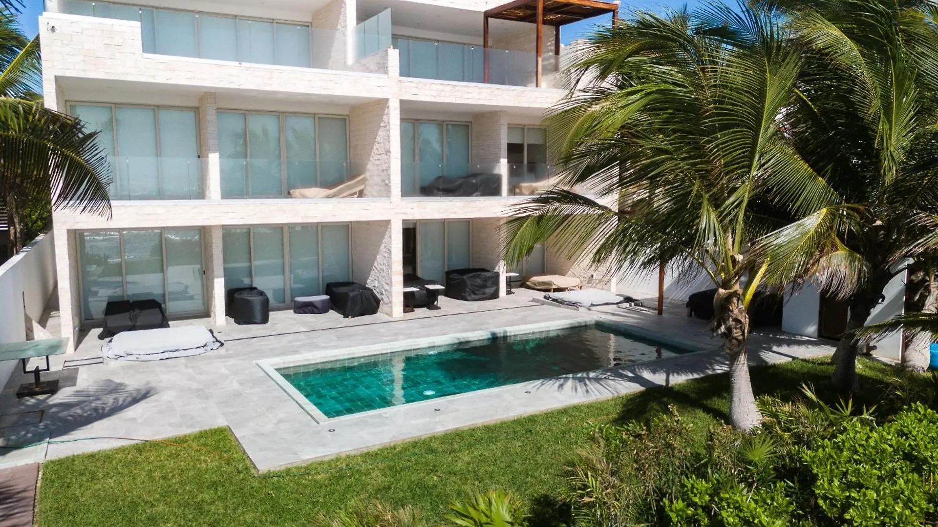 Beachfront Apartment Coral Vista location